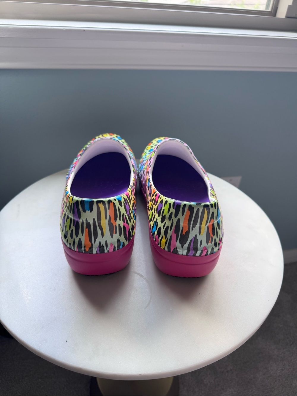 CROCS x LISA FRANK Neria Pro II - Neon Leopard Slip-On Clogs with Purple Insole - Picture 4 of 10